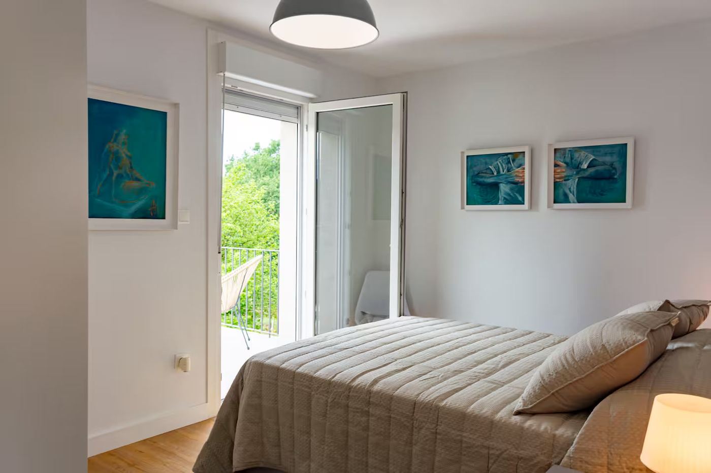 Habitación principal con balcón