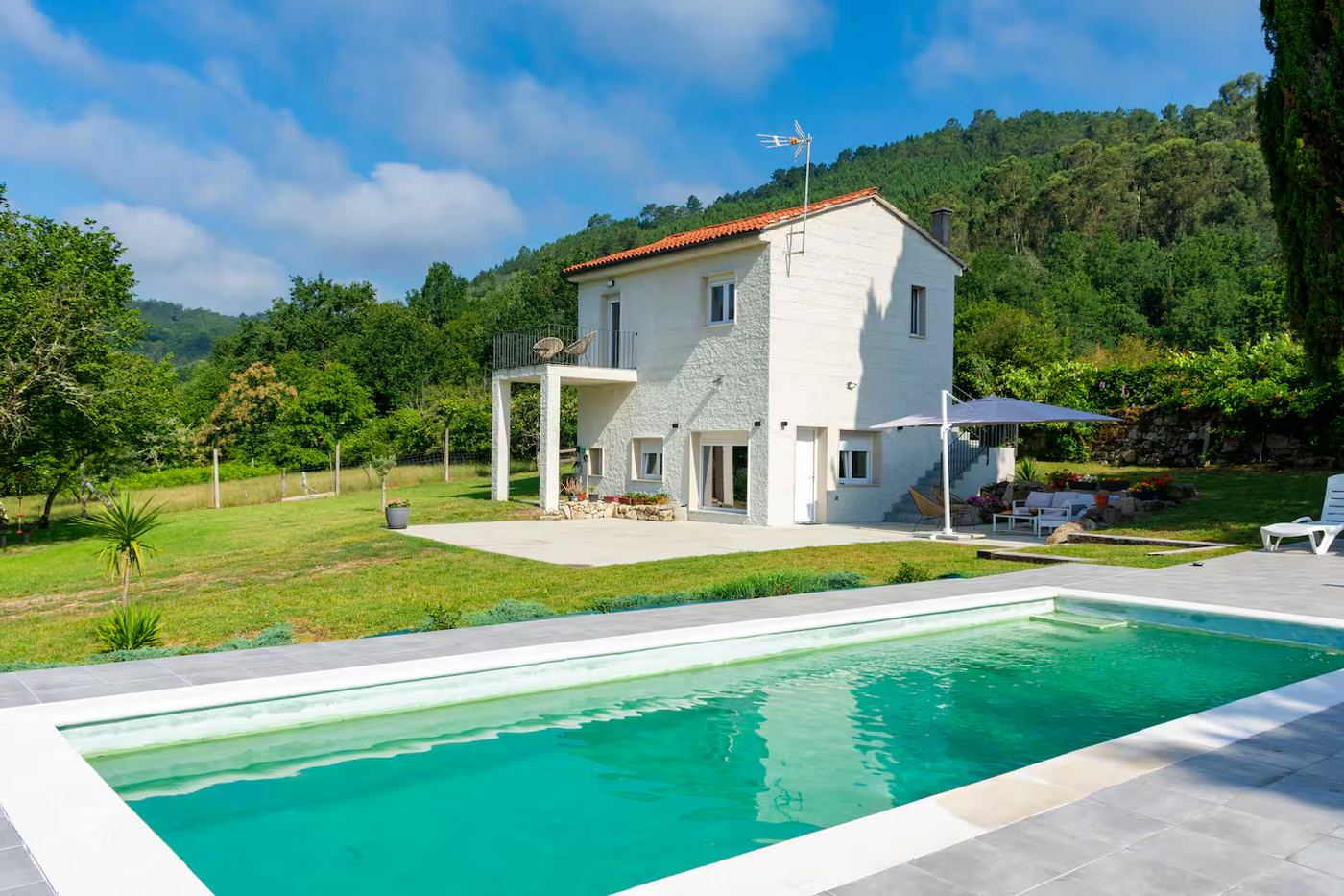 Fachada con piscina — vista aérea