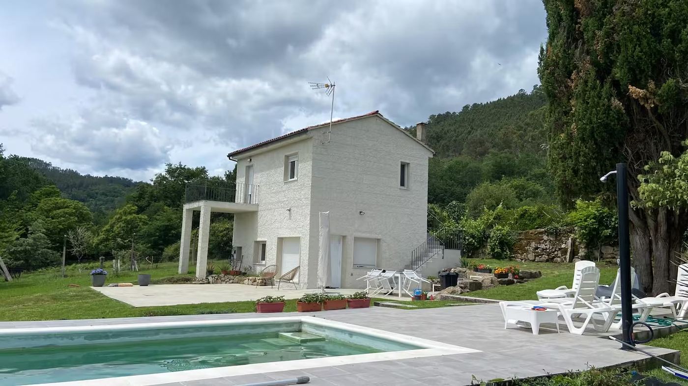Fachada y piscina nublado