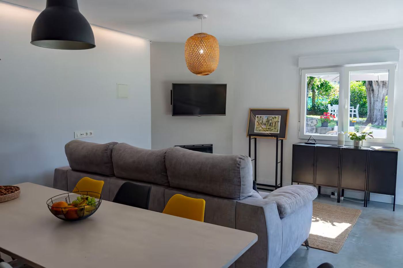 Salón con chimenea y TV