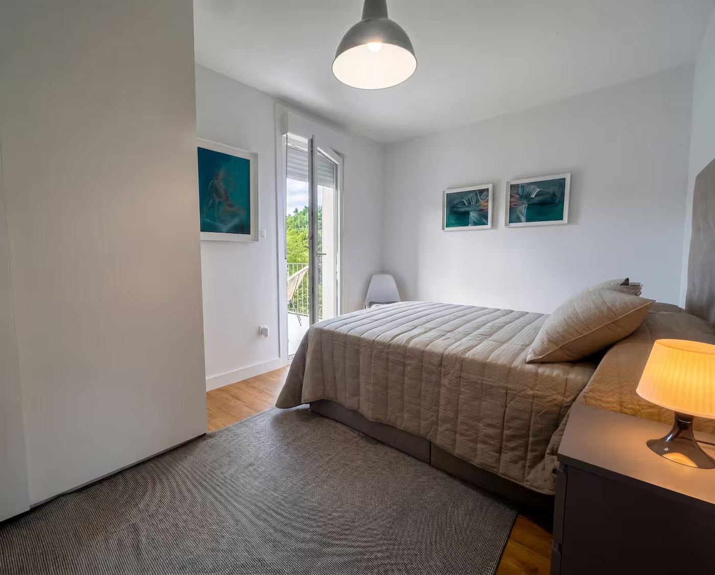 Habitación principal con balcón