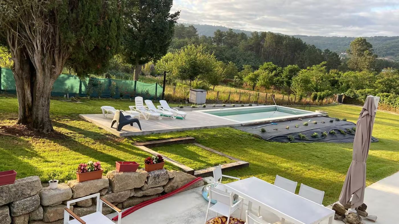 Jardín con piscina atardecer