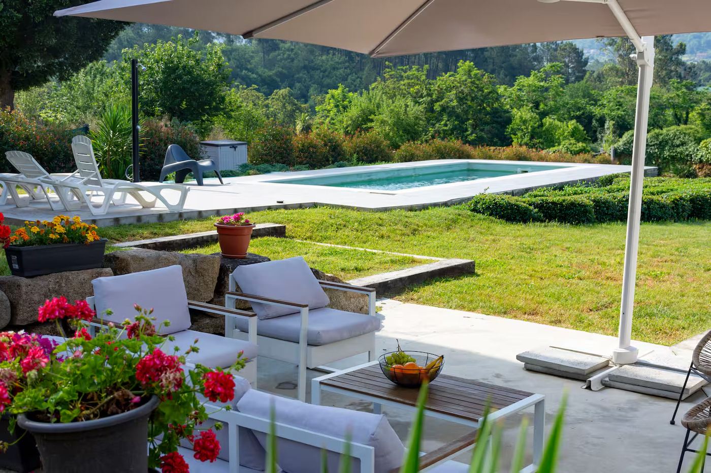 Jardín con piscina y zona lounge